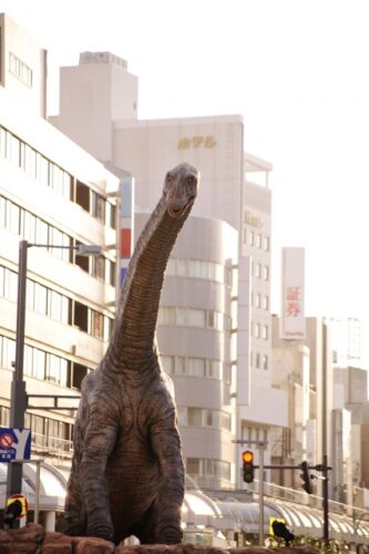 恐竜、オブジェ、街中に表われた恐竜やモンスター、脅威や狂気(カオス)的な雰囲気などを表現するのに