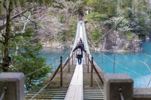 吊り橋、「夢の吊橋」は静岡県榛原郡川根本町の大間ダム湖にある吊橋(人道橋)、